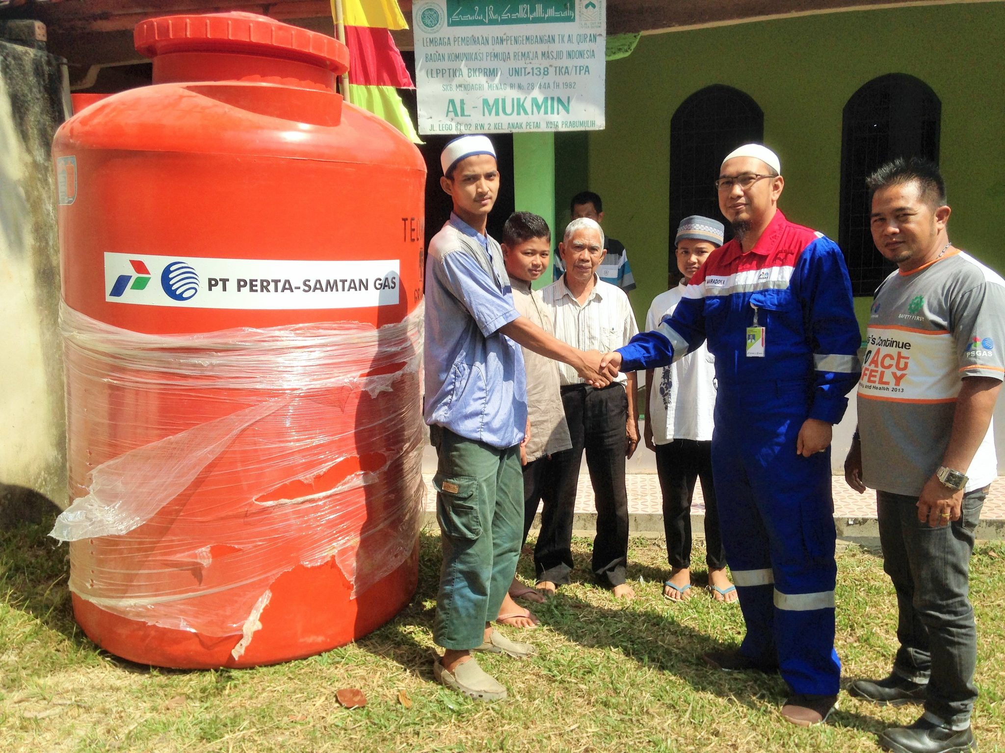 Bantuan Penampungan Air 2.200 L Kepada Masjid Al-Mukmin